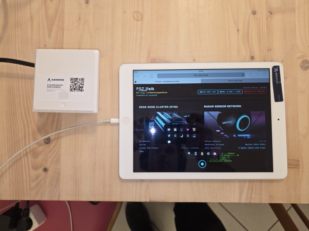 Weißer AAISENSE RN-6 Golden Sample Sensor mit roter Alarm-LED neben dem iPad Leitstand PBZ Melk