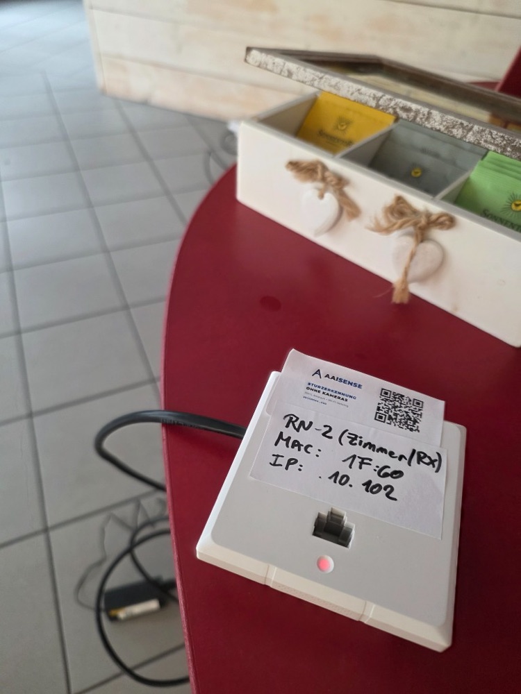 Autonomer RN-2 Sensorknoten schlägt durch die massive Holzwand der Bar mit roter LED Alarm