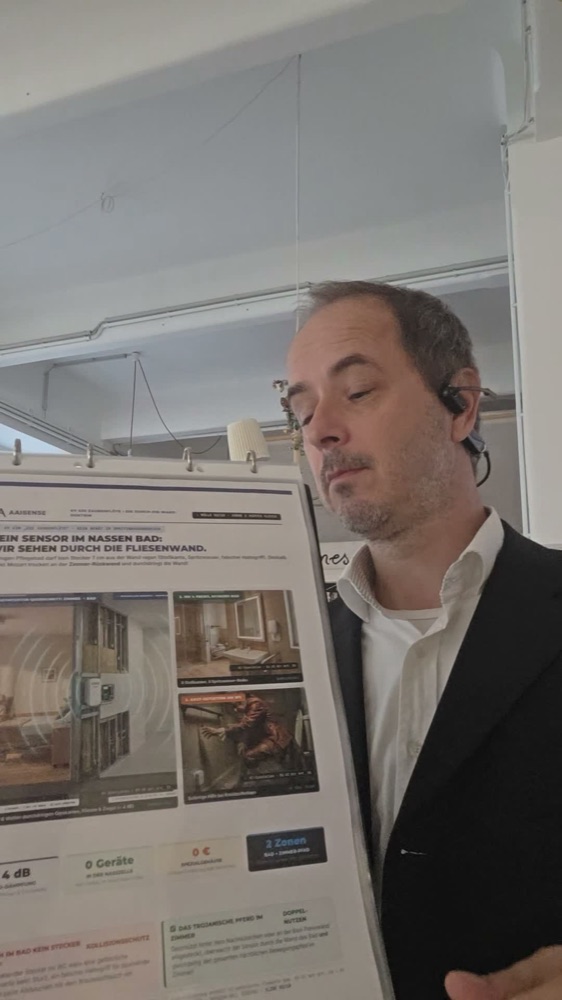 Nick Manseder präsentiert den neuen B2B A4 Tischaufsteller zum KV 620 Nasszellen-Monopol